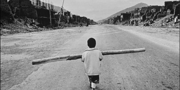 1088611_3_ebc2_un-enfant-transporte-du-bois-sur-l-avenue-judde decembre 94 Kaboul