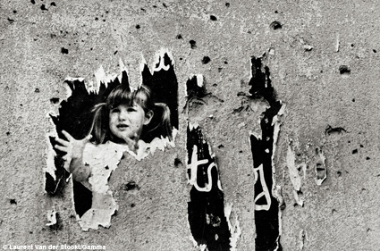 Bosnie, septembre 1993 Laurent Van der Stockt Gamma Mostar Est, Bosnie, septembre 1993. Une affiche de propagande croate dégradée par le temps © Laurent Van der Stockt / Gamma