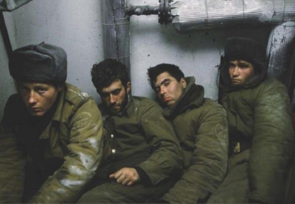 Laurent Van Der Stockt Gamma 1995 Soldats russes arrêtés par la résistance tchétchène à Grozny