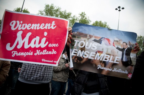 Fracois Hollande elu les francais fete la victoire place de la Bastille