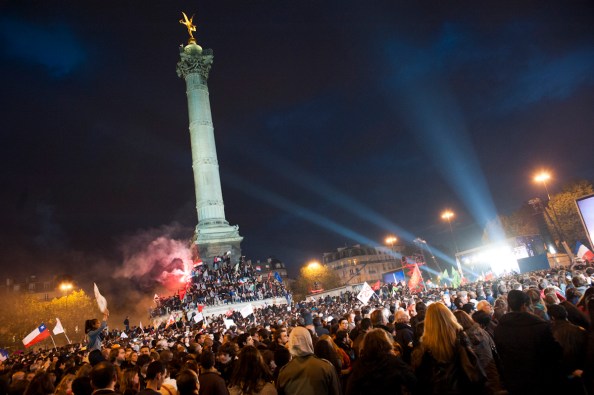 Fracois Hollande elu les francais fete la victoire place de la Bastille