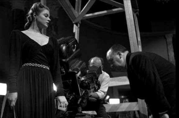 Hollywood, avril-mai 1946. Alfred Hitchcock dirigeant Ingrid Bergman dans Les enchaînés, © Robert Capa.