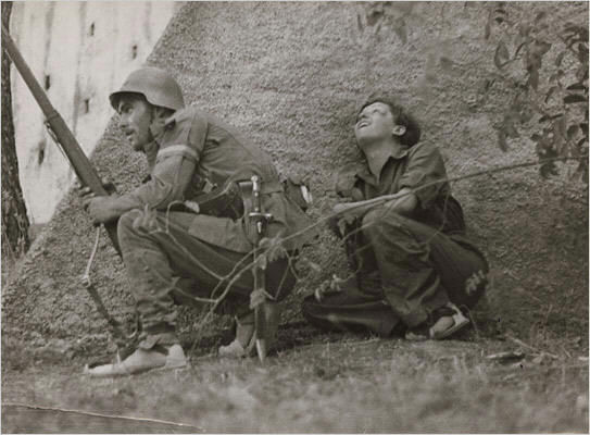 Gerda au front, à Brunete (© Robert Capa)