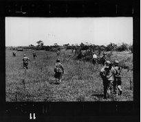 Sur la route de Namdinh à Thaibinh, Indochine (Vietnam), 25 mai 1954. La dernière photographie en noir et blanc de Robert Capa.