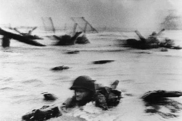 Omaha Beach, Normandie, 6 juin 1944. La première vague de troupes américaines débarque, © Robert Capa.
