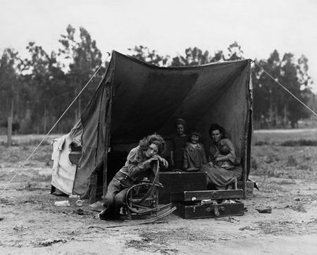 1936, au camp de Nipomo, en Californie. Photo Dorothea Lange / Library of Congress.
