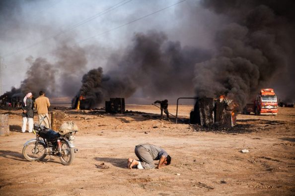 Région de Girke Lege, près de la route internationale, Syrie, octobre 2014. Raffinerie artisanale de pétrole (30x45) © Yann Renoult