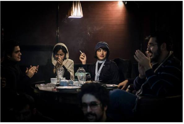 « Cafe Yalda » - Téhéran, Iran // Décembre 2013 Le Cafe Yalda organise chaque semaine des petits concerts underground, des lectures et des projections de films. Il est situé dans le quartier de Sepah (centre de Téhéran) à quelques centaines de mètres à peine d’une base militaire. L’espace public étant sous surveillance quasi permanente en Iran, les cafés sont devenus des lieux de socialisation important pour la jeunesse. Ces dans ces établissements feutrés et intimes que les Iraniens aiment à se retrouver pour échapper momentanément à leur quotidien. © Jeremy Suyker