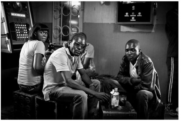 « Whisky Bar » - Swakopmund Township, Namibie // Mars 2012 Depuis son indépendance en 1990, la Namibie est montrée en modèle de stabilité démocratique, économique et interraciale. Ce pays d’Afrique australe, qui a connu l’influence allemande puis sud-africaine, ne conserve pas moins les stigmates de la colonisation. La ville balnéaire de Swakopmund, avec d’un côté ses quartiers blancs proprets et de l’autre son township aux baraques de fortune, illustre cette division persistante au sein de la population. © Jeremy Suyker