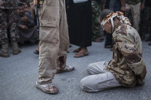 Exécution publique. Un jeune Syrien se met à genoux les yeux bandés avant que les combattants anti-régime ne l'aient publiquement exécuté dans la ville de Keferghan, près d'Alep © Emin OZMEN / SIPA PRESS - Prix Bayeux 2014 - Prix du public 
