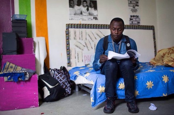 Bruno, 16 ans, Camerounais. Il a quitté son pays après le décès de ses deux parents à l’âge de 13 ans. Il a mis 3 ans à arriver en France traversant la Libye, Maroc et Algérie. A la rue et sans papiers depuis août, il attend d'être scolarisé. 24/10/14. Paris 19e © Jeanne Frank