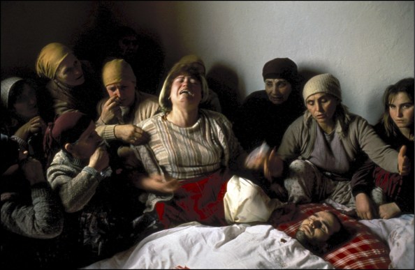 28 janvier 1990, Kosovo, Nagafc. Veillée funèbre de Nasimi Elshani, militant indépendantiste tué par la police serbe © Georges Mérillon